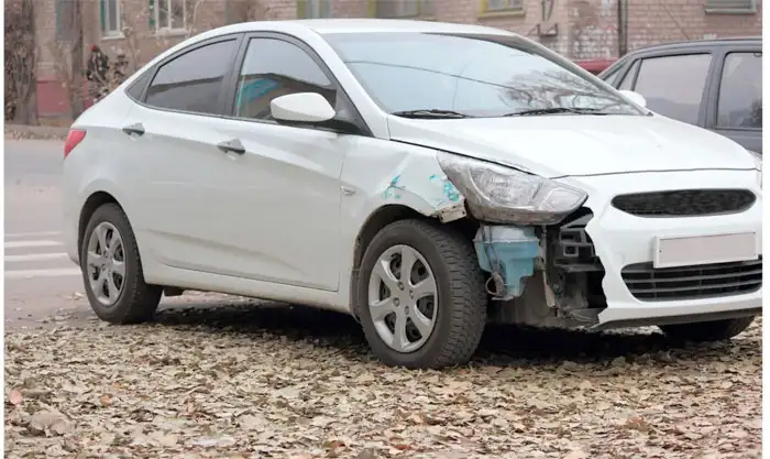 Weiße Limousine mit Motorschaden in Buchholz in der Nordheide